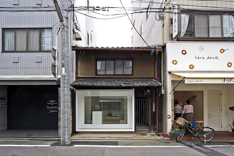 Kyoto Silk Retail Shop by Keiichi Hayashi