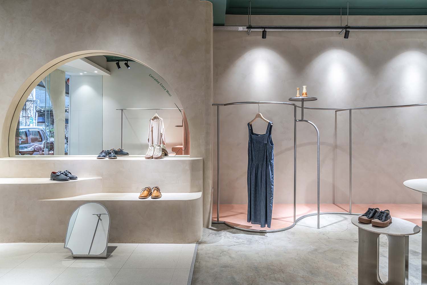 Toko Pakaian Xuxuwear oleh Tingyu Huang adalah Pemenang dalam Kategori Desain Ruang dan Pameran Interior, 2020 - 2021.