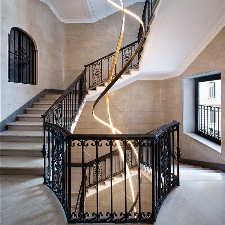 Embrasse Moi Lamp Sculpture Lamp by Giuseppe Tortato is Winner in Lighting Products and Fixtures Design Category, 2024 - 2025.