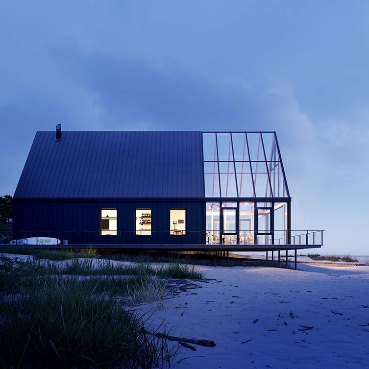 Beach Cabin On The Baltic Sea Hospitality oleh Peter Kuczia adalah Pemenang Kategori Desain Arsitektur, Bangunan dan Struktur, 2021 - 2022.