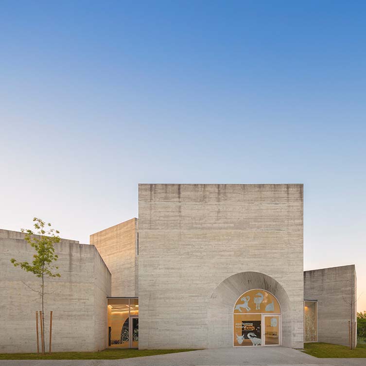 Interpretation Center of Romanesque Exhibition Center oleh Spaceworkers adalah Pemenang dalam Kategori Arsitektur, Bangunan dan Desain Struktur, 2019 - 2020.