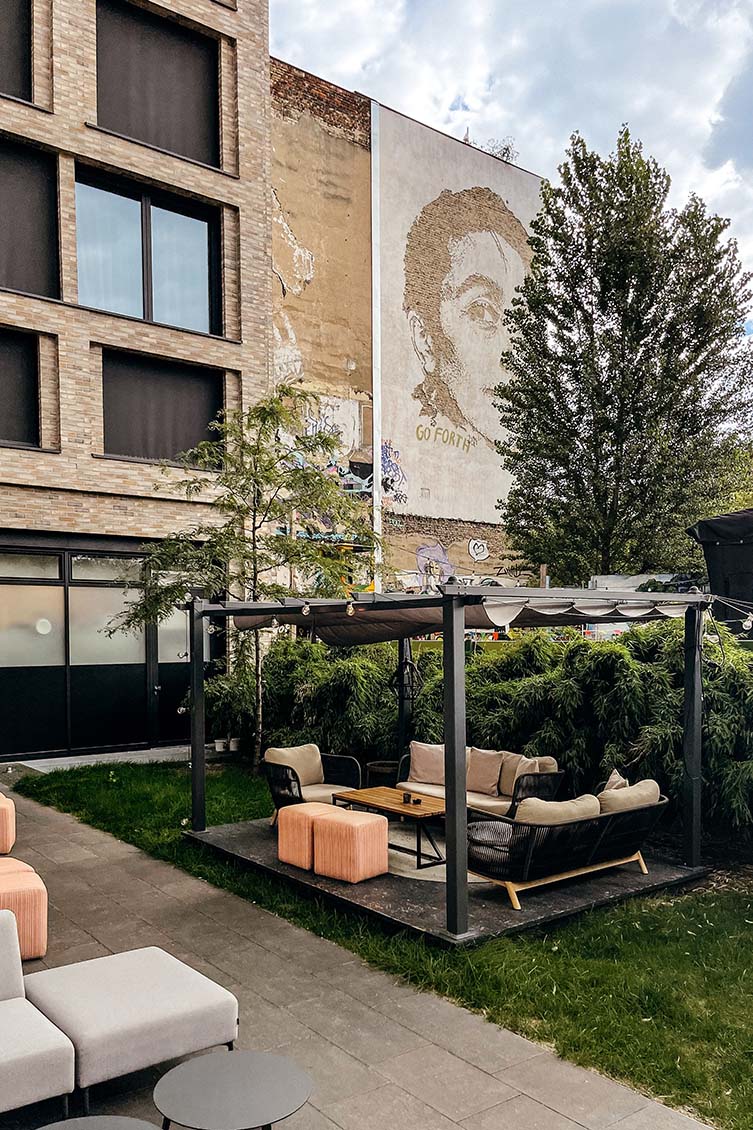 The beautiful terrace of the Amano Eastside overlooks a very Berlin view: a brilliant piece of street art by Vhils, while on the other side of the fence is the cultural and entertainment venue, Yaam