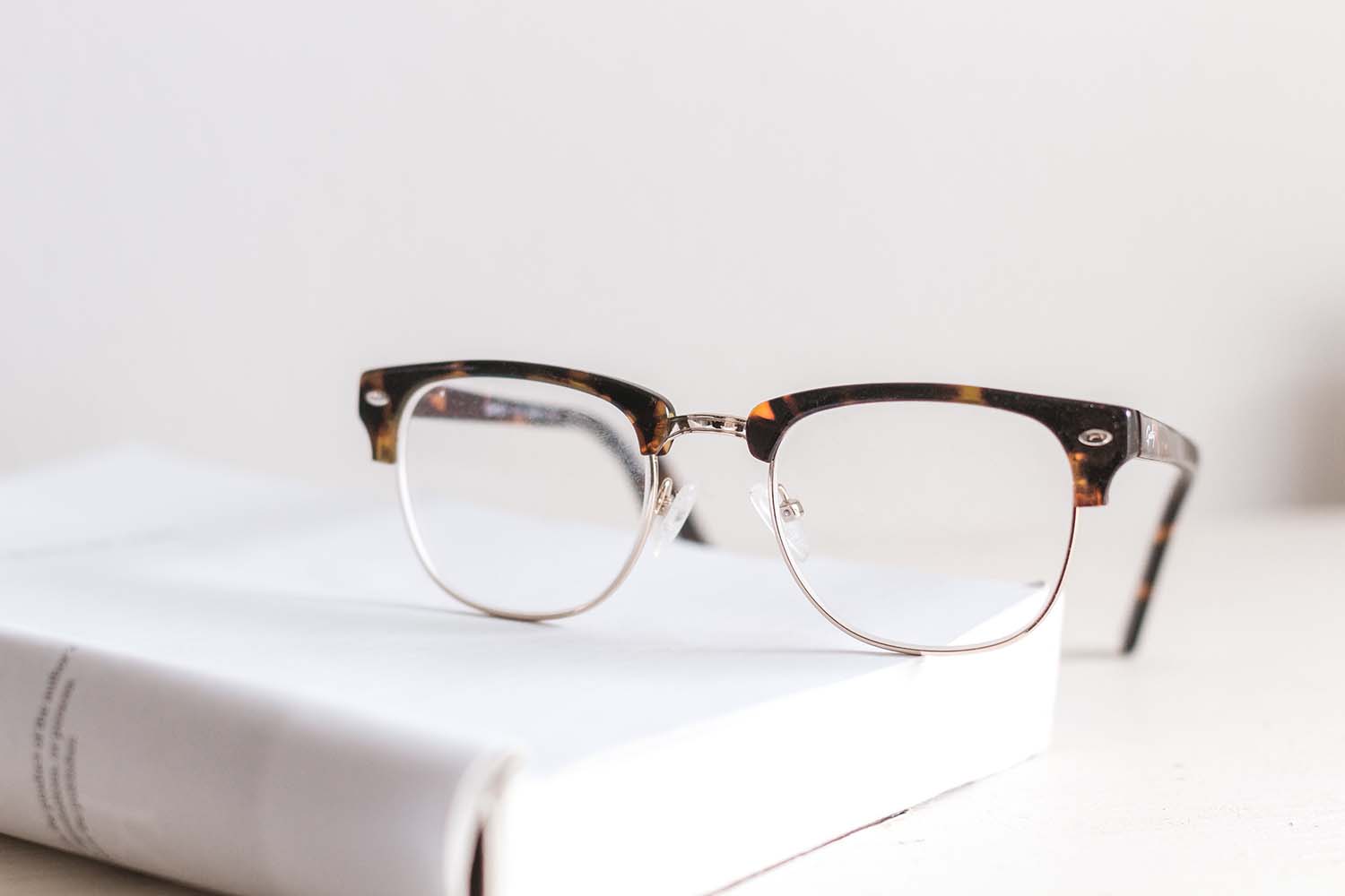 Bifocal Glasses Or Reading Glasses, How to Choose Between the Two Types