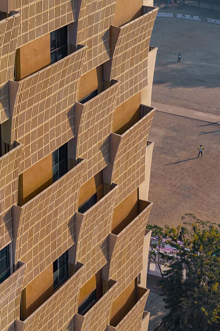 Maharashtra Apartment Building by Sanjay Puri Architects