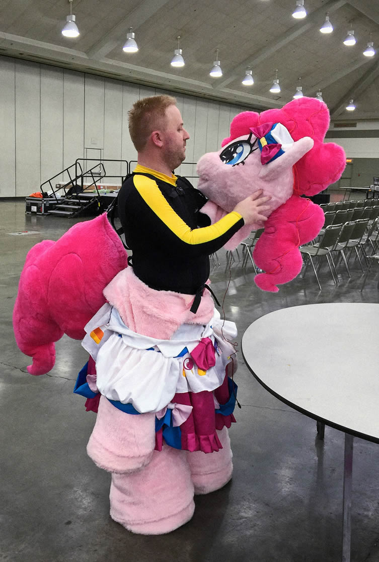 Inside Pinkie Pie, Bronycon