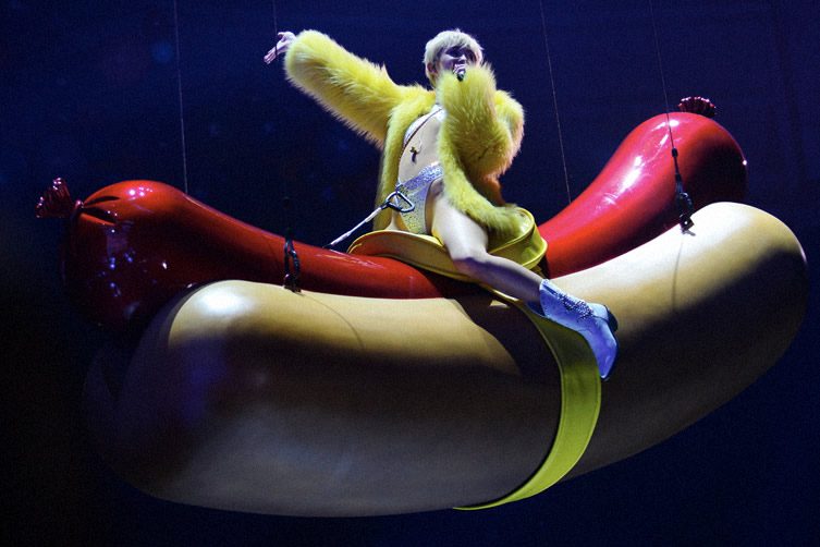 Miley Cyrus Bangerz Tour, Set Design by Es Devlin