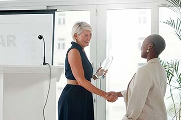 Differences Between Glass and Metal Trophies