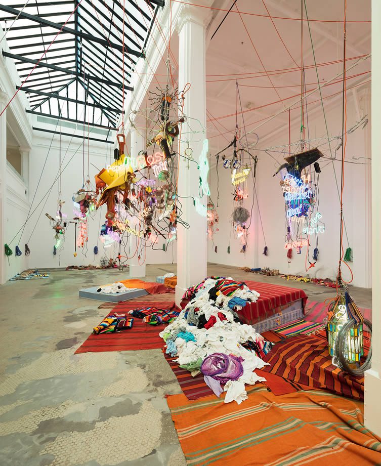 Jason Rhoades, Tijuanatanjierchandelier, 2006