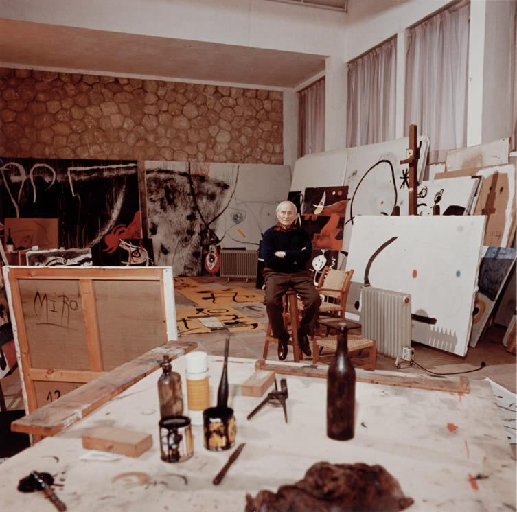 Joan Miró en el taller Sert, Palma de Mallorca 1976. Archivo Successió Miró