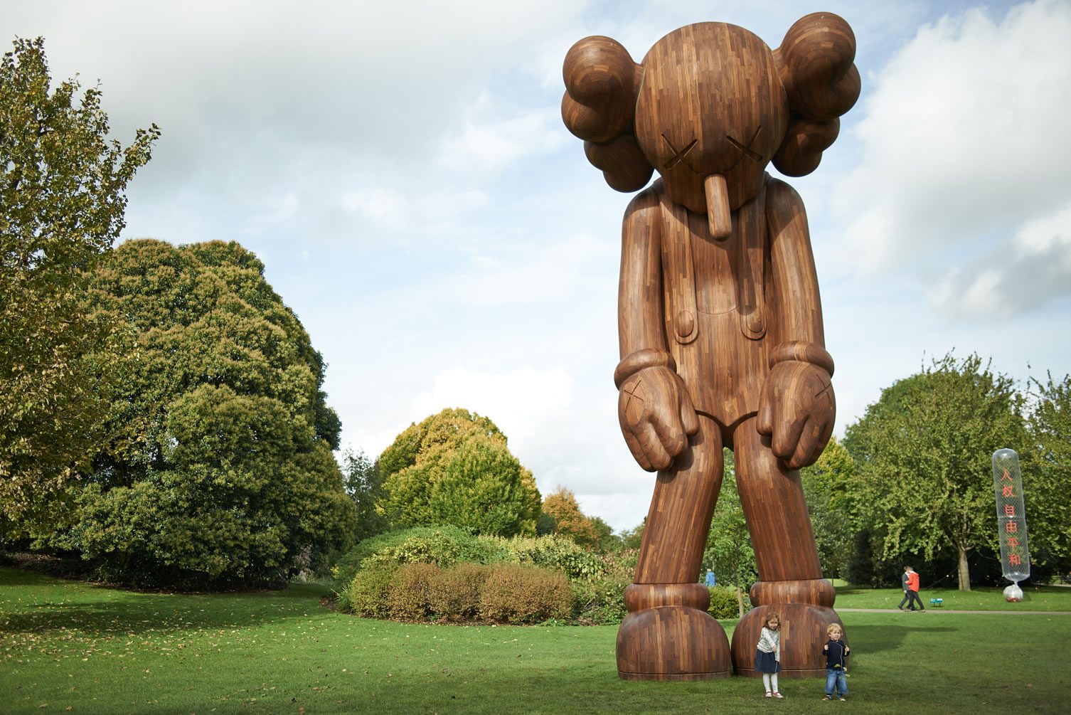 KAWS at Yorkshire Sculpture Park カウズ写真集 KAWS YSP