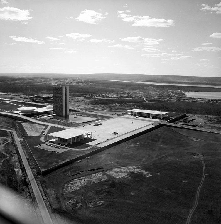 Oscar Niemeyer's Brasília, Construction Photographs