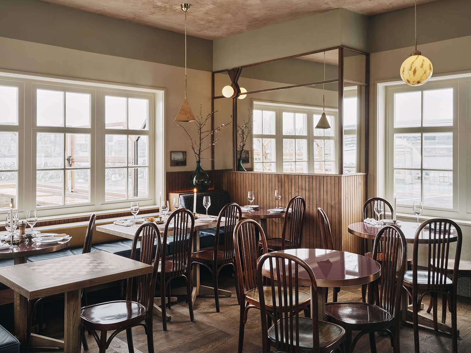 Polly Goudvisch Amsterdam Utara Brown Café oleh Studio Modijefsky