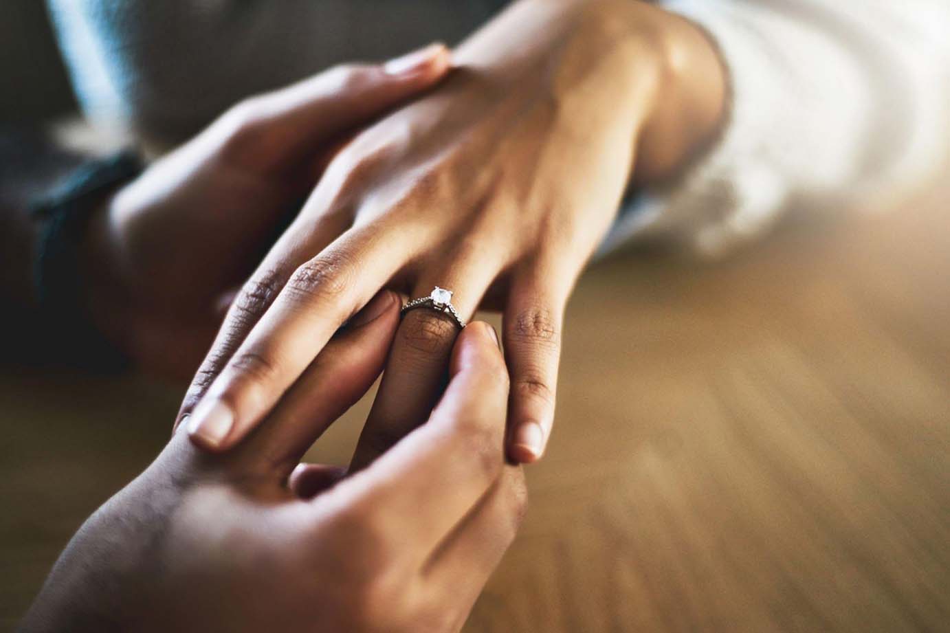 Which finger should men wear silver ring for good luck? |