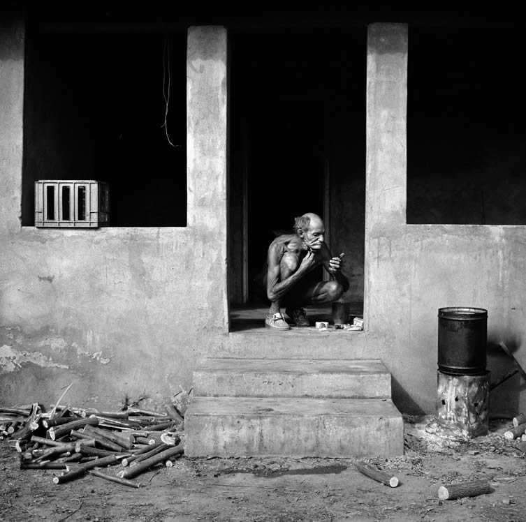 Man shaving on verandah, Western TVL, 1986