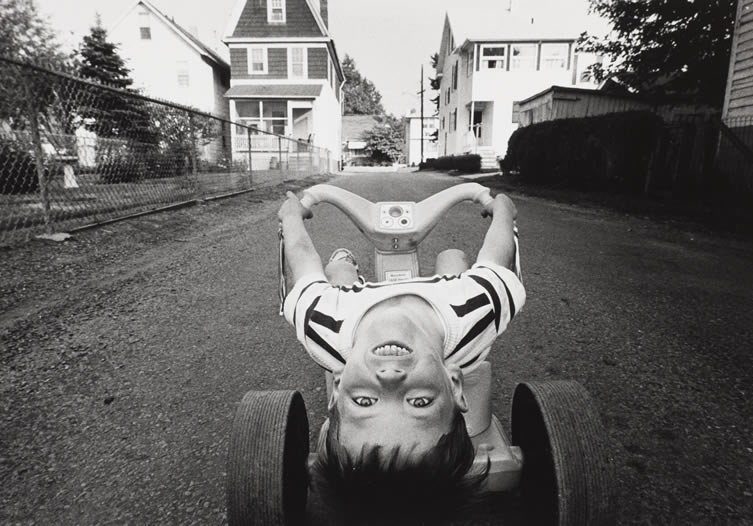 Mark Cohen, Kid looking over at Camera, 1972