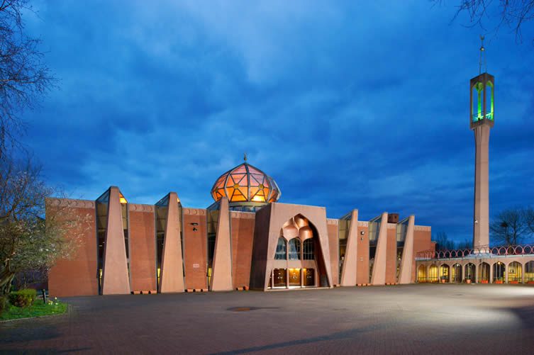 The main entrance of Glasgow Central Mosque,an ambitious interpretation of traditional mosque architecture.