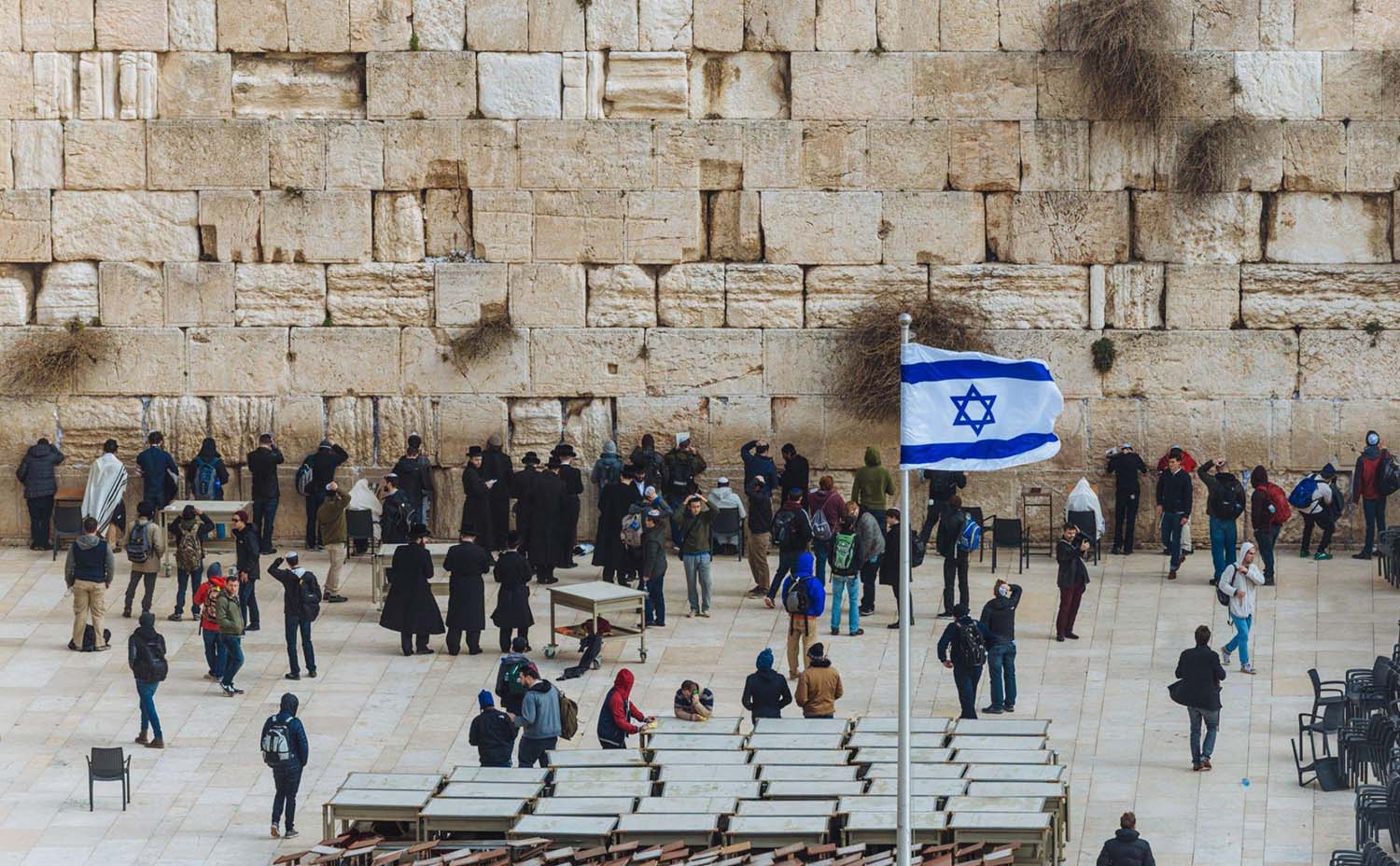 Mengunjungi Tanah Suci: Haruskah Anda Pergi Sendiri atau Memesan Tur Grup?